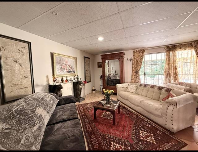3 BEDROOM FREESTANDING FOR SALE IN SIGNAL HILL